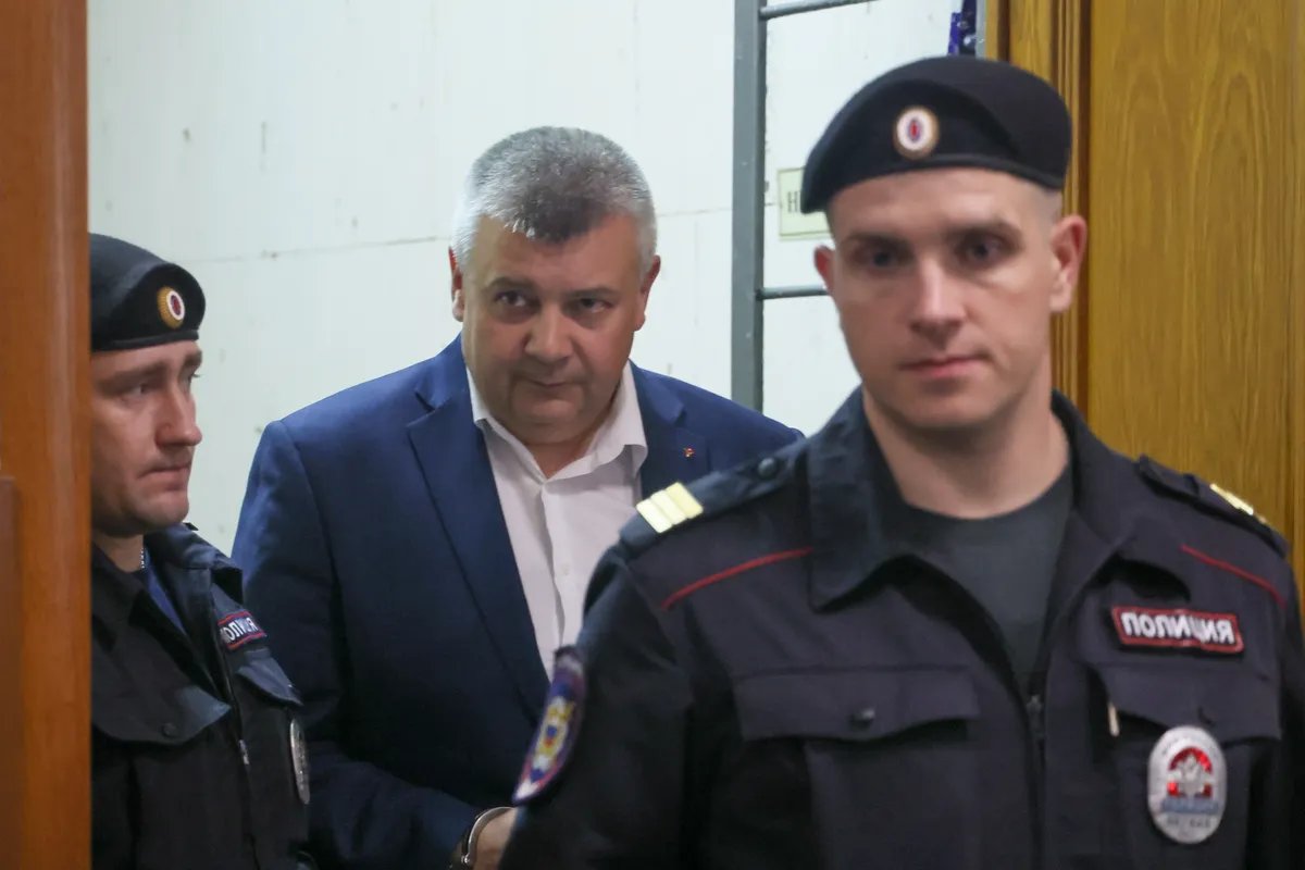 Генерал-майор полиции Алексей Семенов (в центре) в Басманном суде. Фото: Сергей Савостьянов / ТАСС