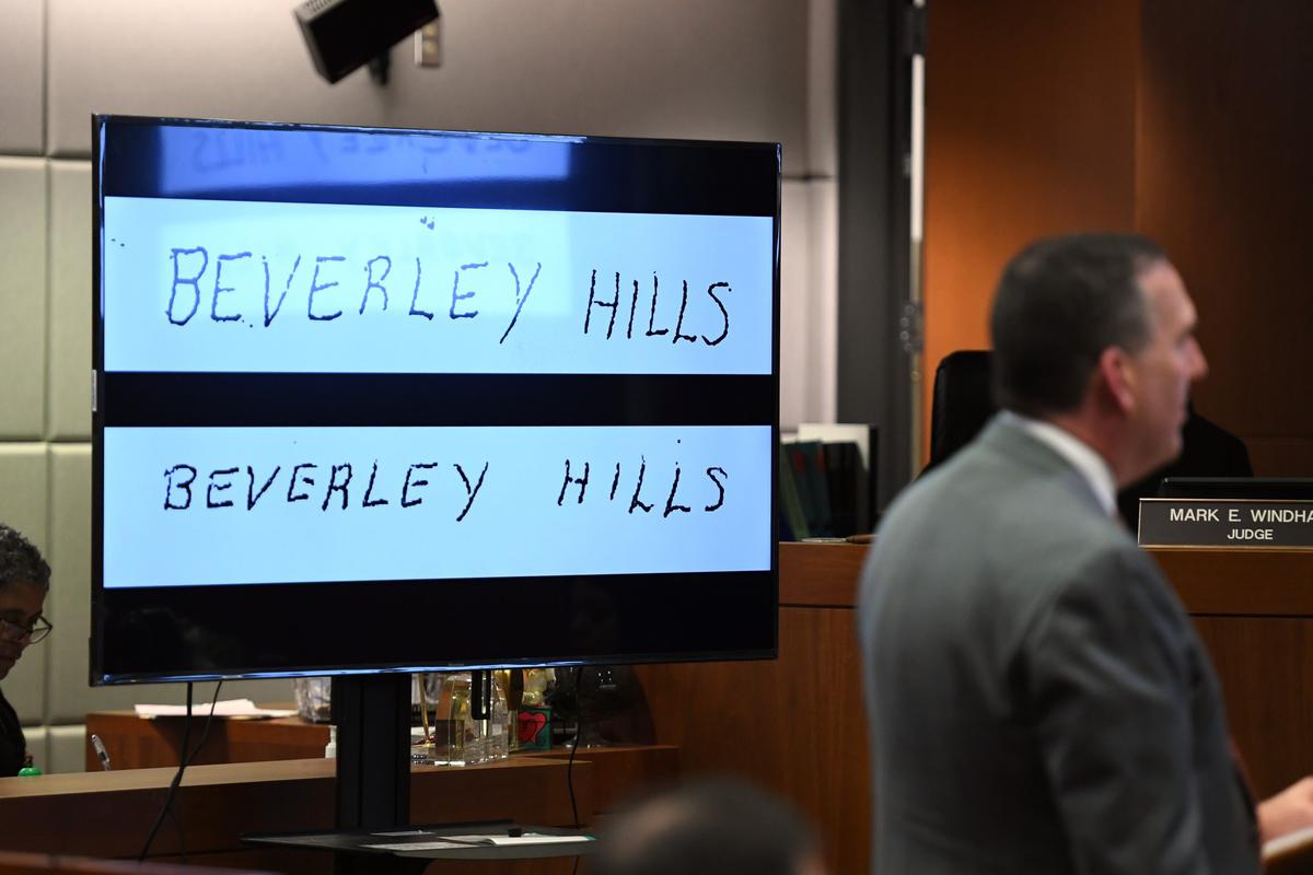 Образцы почерка, представленные во время судебного заседания. Фото: EPA-EFE
