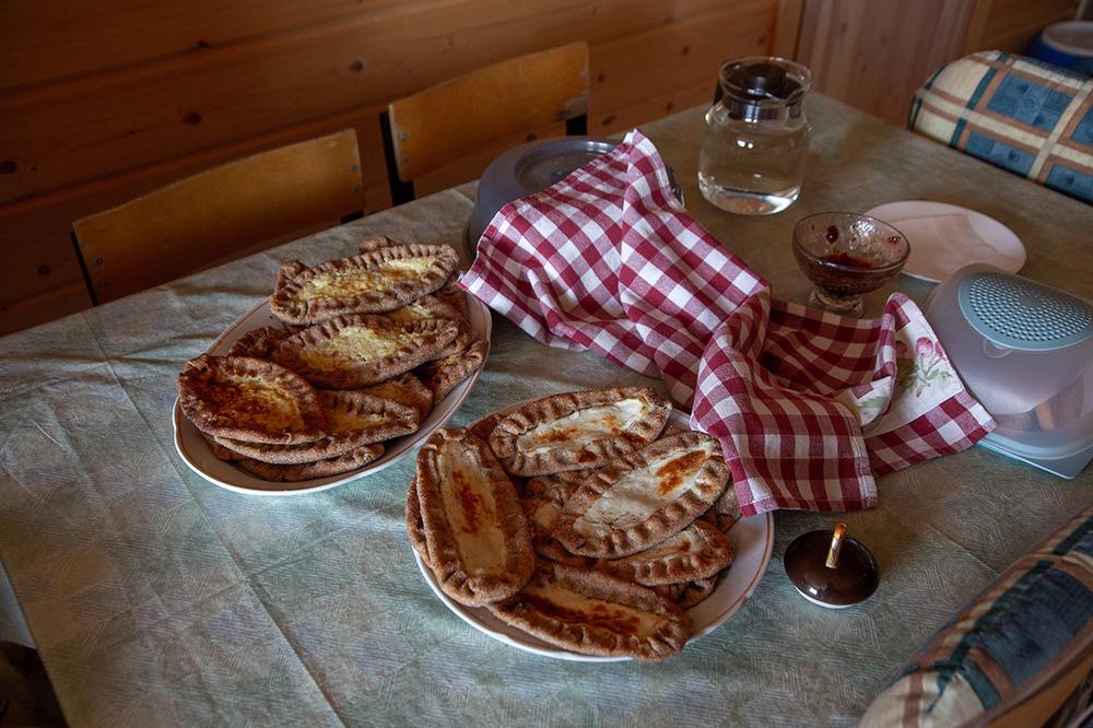 Чай с калитками в Доме Карельского Языка, деревня Ведлозеро, Карелия. Фото: Алексей Душутин / «Новая»
