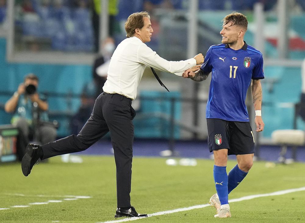 Игрок сборной Италии Чиро Иммобиле и тренер Роберто Манчини празднуют забитый гол во время матча между Италией и Швейцарией. Фото: ЕРА