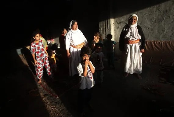 Езиды, бежавшие из Синжара, в заброшенном здании под иракским городом Дохук. Август, 2014Фото: REUTERS/Youssef Boudlal