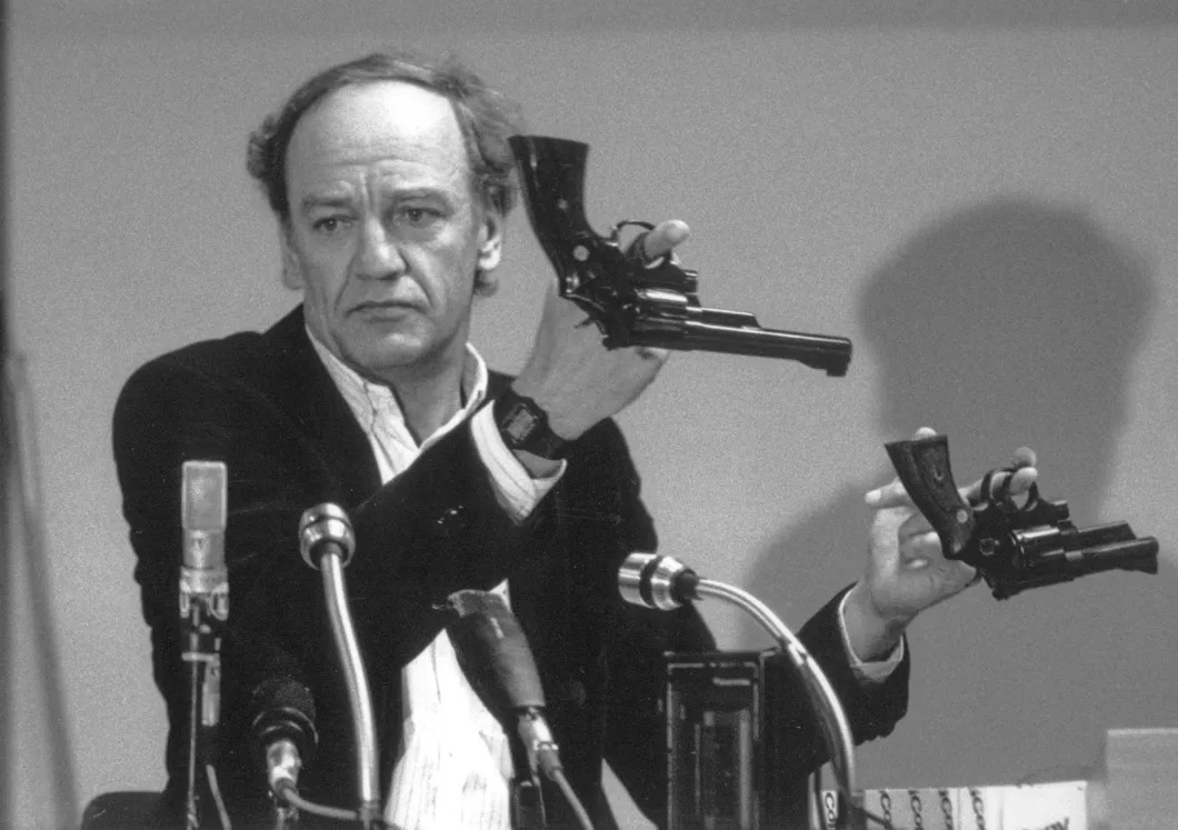 Ханс Холмер демонстрирует револьверы Smith&Wesson, из которых могли убить Пальме. Март 1986 года. Фото: EPA