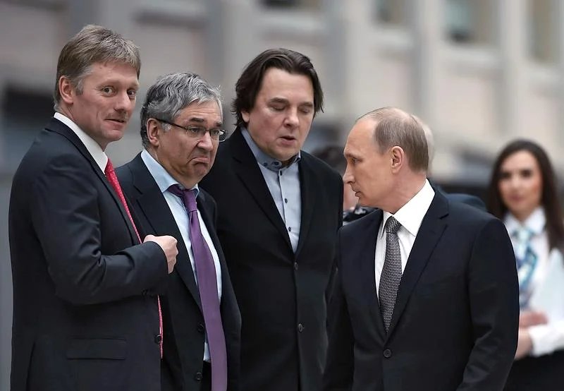 Слева направо: Дмитрий Песков, Олег Добродеев, Константин Эрнст и Владимир Путин. Фото: Дмитрий Азаров / Коммерсантъ