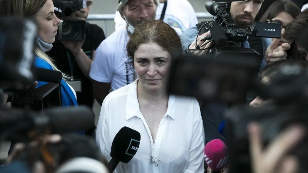 Софья Апфельбаум у суда. Фото: Влад Докшин / «Новая газета»