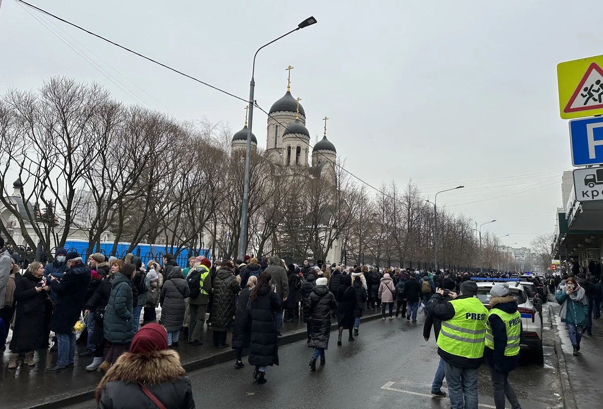 Очередь на отпевание Алексея Навального. Фото: Ирина Воробьева / «Новая газета»