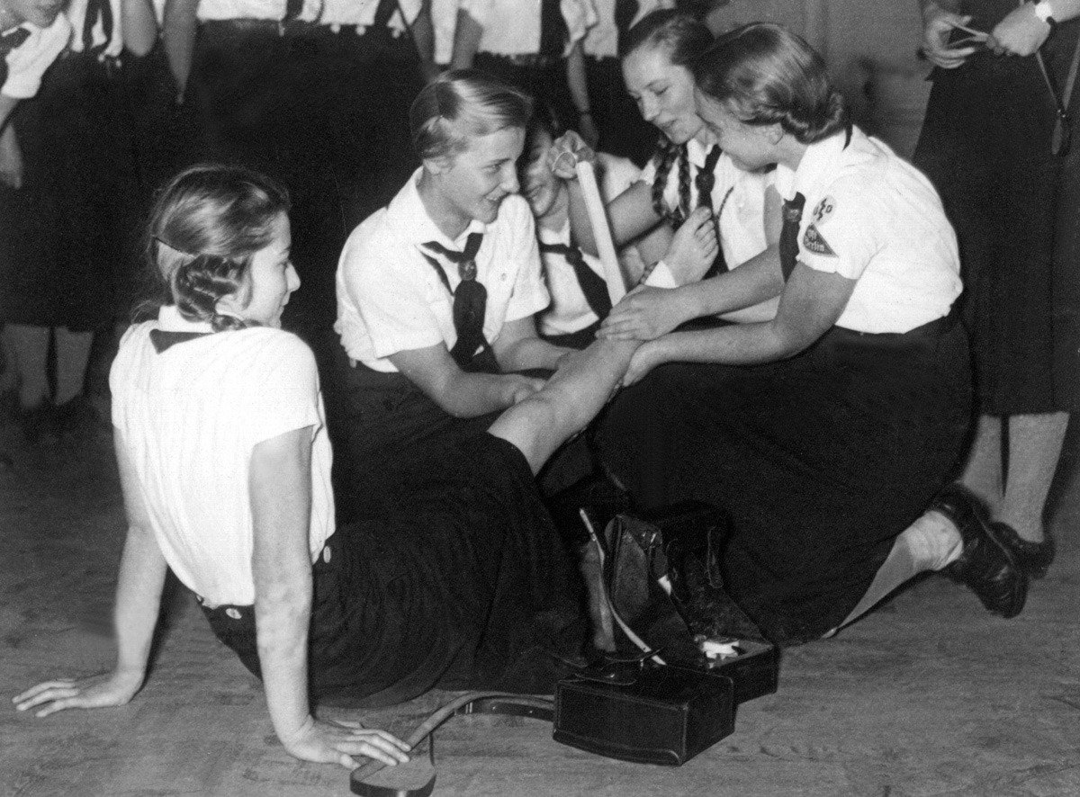 Девушки из BDM ( женская молодежная организация в нацистской Германии) накладывают повязку. Фото: DPA / TASS