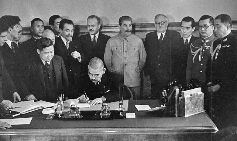 Министр иностранных дел Японии Мацуока подписывает Пакт о нейтралитете, 1941 год