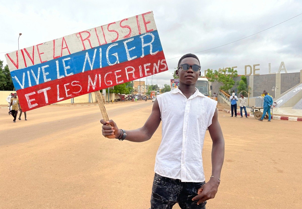 Сторонник государственного переворота в Ниамее, столице Нигера, во время акции в День независимости страны. AP/TASS