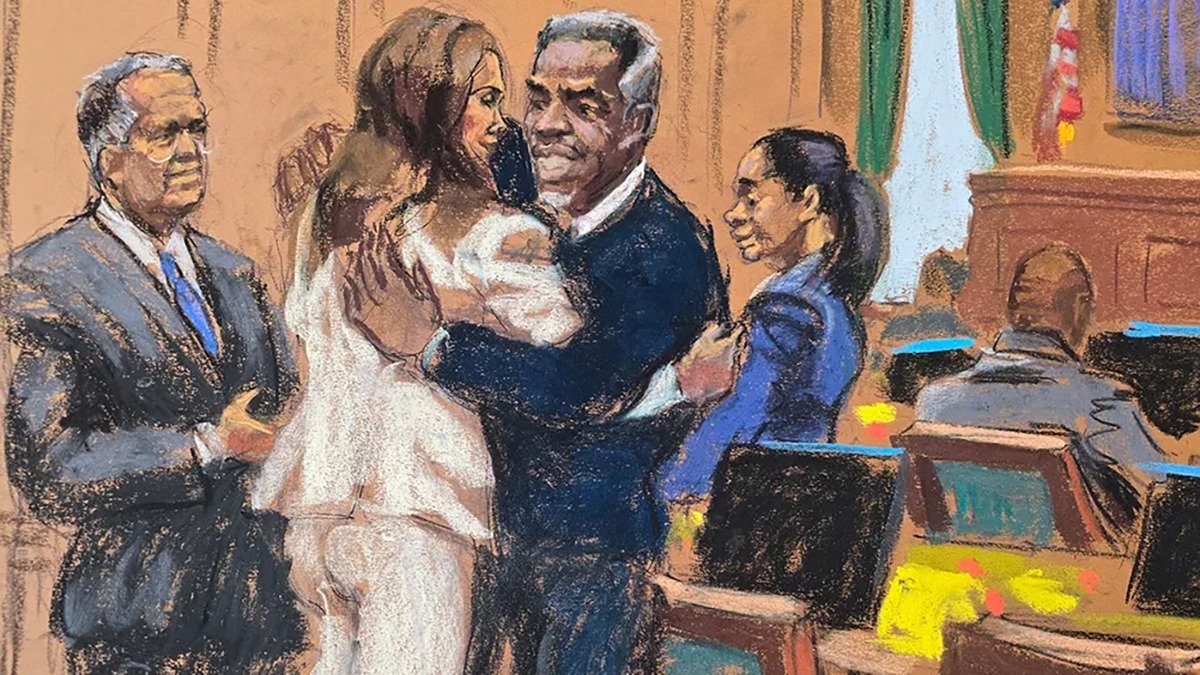 Шон Комбс со своими адвокатами в зале суда. Источник: fox5ny.com