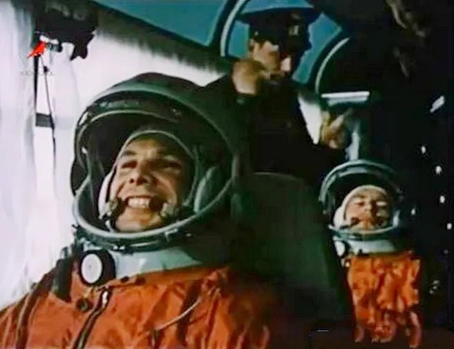 Нелюбов (в форме) едет на старт вместе с Гагариным и Титовым. Кадр из архивного видео