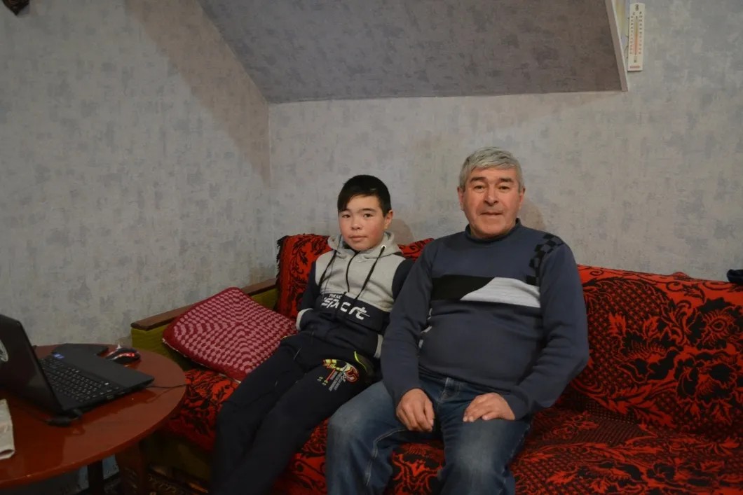 Насип Сакмаров с сыном дома. Фото: Иван Жилин / «Новая газета»