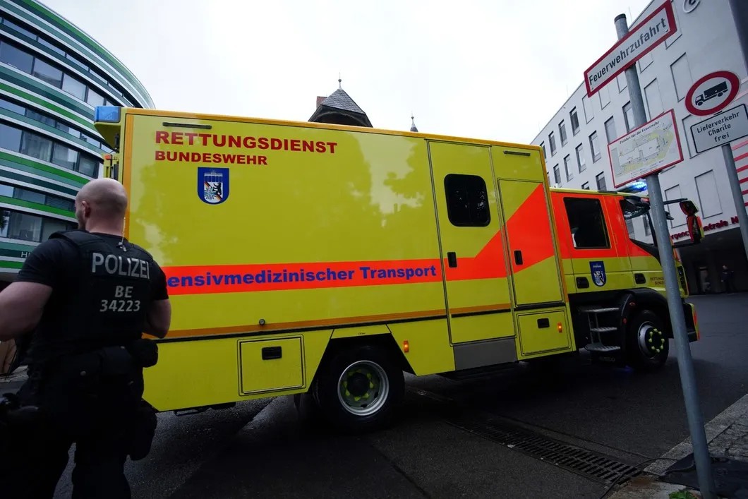 Машина скорой помощи Бундесвера, на которой в клинику был доставлен Алексей Навальный. Фото: ЕРА