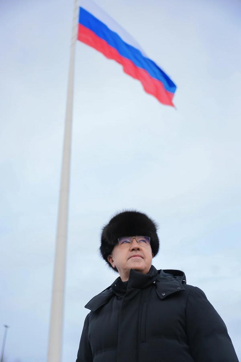 28 декабря. Губернатор Усс и флаг. Фото: администрация Красноярского края