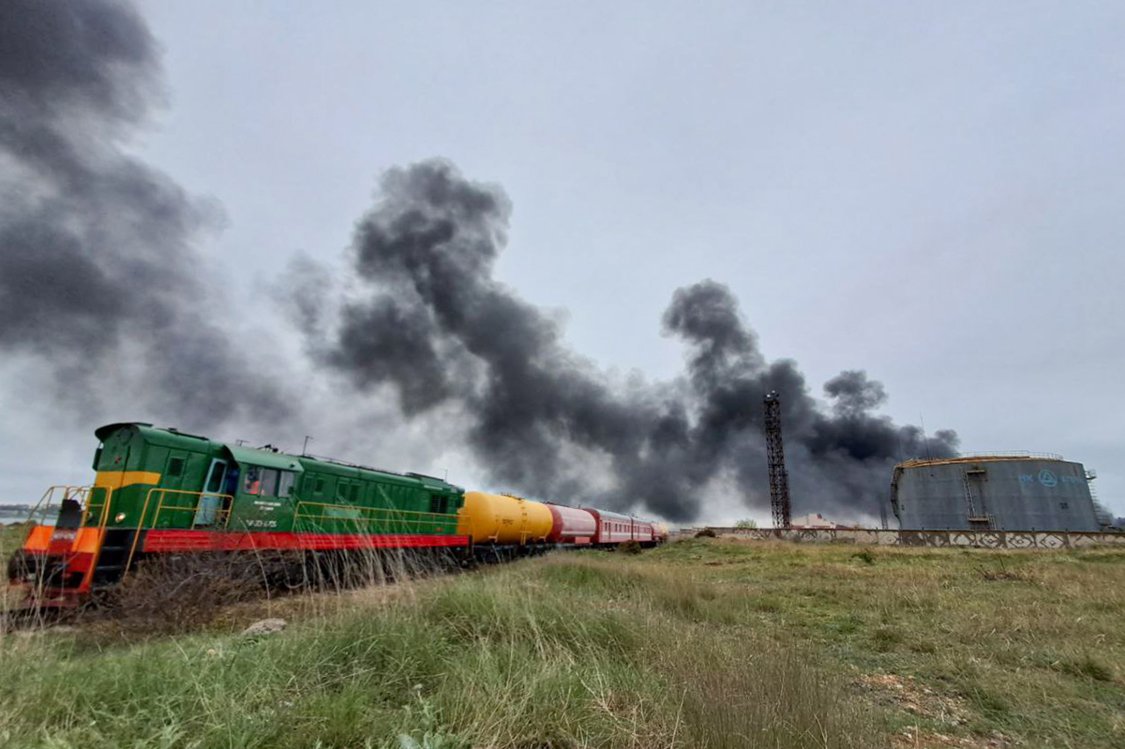 Пожарный поезд, прибывший из Симферополя на нефтебазу в Казачьей Бухте, где, предположительно, из-за атаки беспилотника горит резервуар с топливом. Фото: Виктория Суконникова / ТАСС