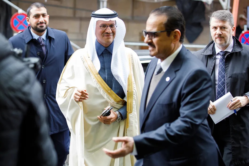 Глава Минэнерго Саудовской Аравии принц Абдель Азиз бен Сальман прибывает на встречу ОПЕК. Фото: EPA