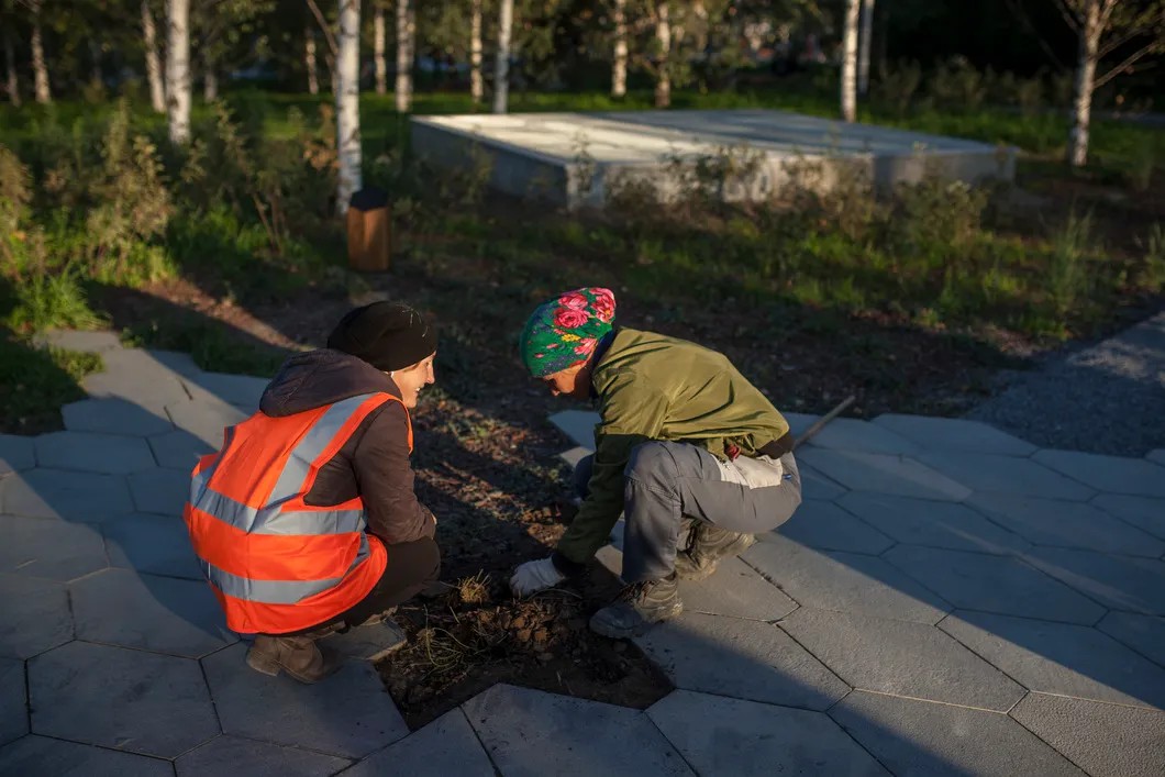 Работницы «Зарядья» ухаживают за растениями в парке. Фото: Влад Докшин / «Новая газета»