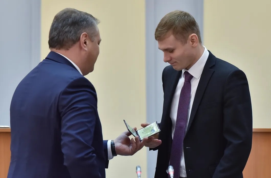 Валентин Коновалов получает удостоверение губрнатора Хакасии. Фото: РИА Новости