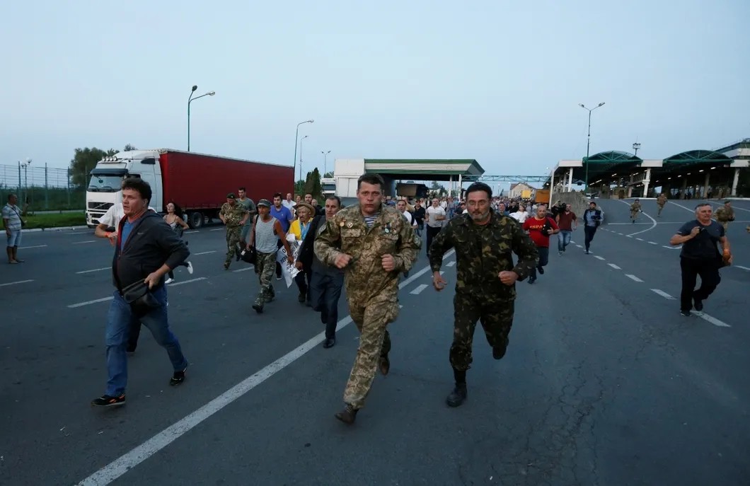 Сторонники Михаила Саакашвили у приграничного КПП. Фото: Reuters
