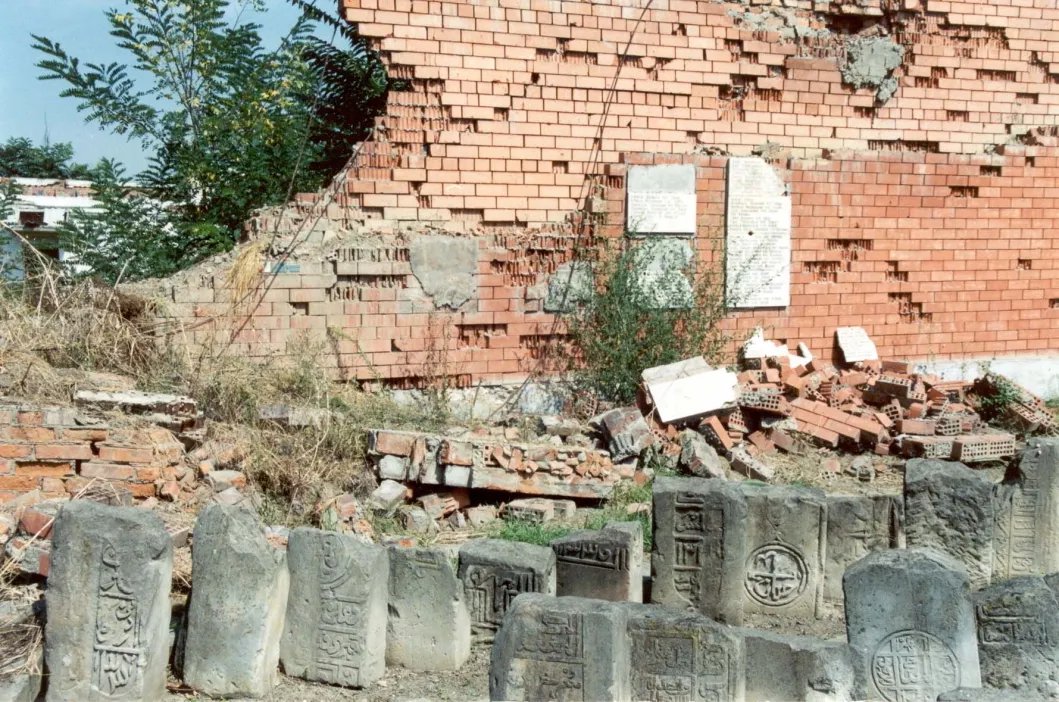 Мемориальный комплекс, посвященный депортации чеченцев, разрушенный во время войны в Чечне. Фото: З. Балагова / sakharov-center.ru