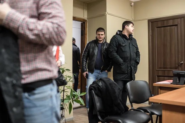Пострадавшие Дмитрий Юрченко и Егор Долгов перед началом заседания. Фото: Алина Десятниченко, специально для «Новой»