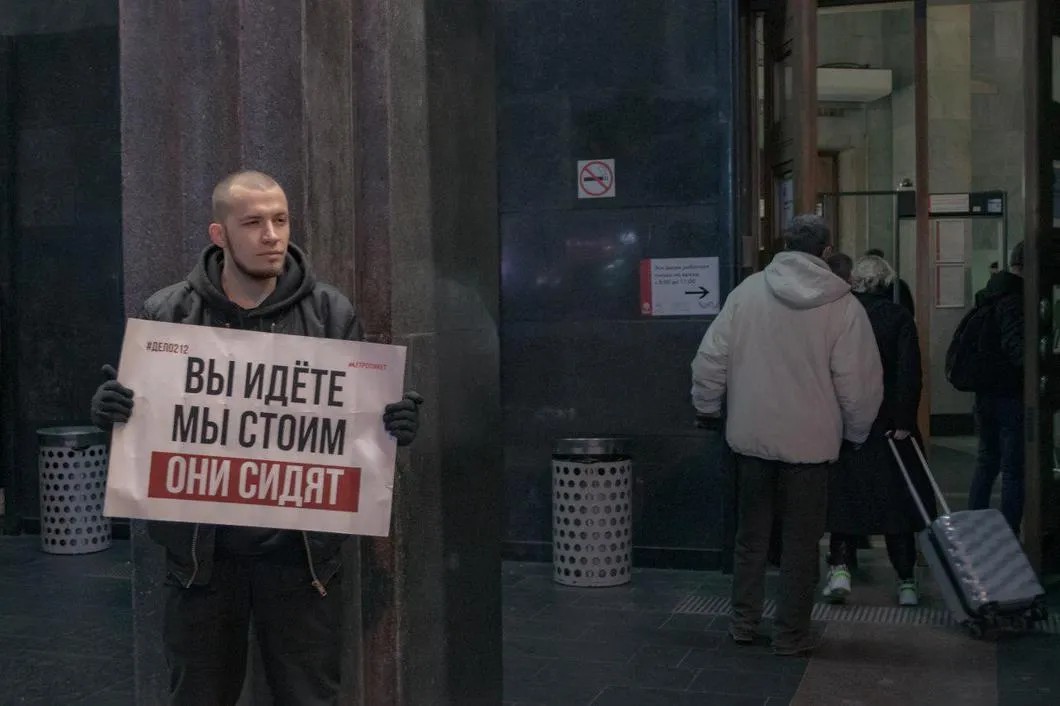 Владислав Барабанов, бывший обвиняемый по «московскому делу», стоит в одиночном пикете в поддержку других фигурантов. Фото: Руслан Терехов