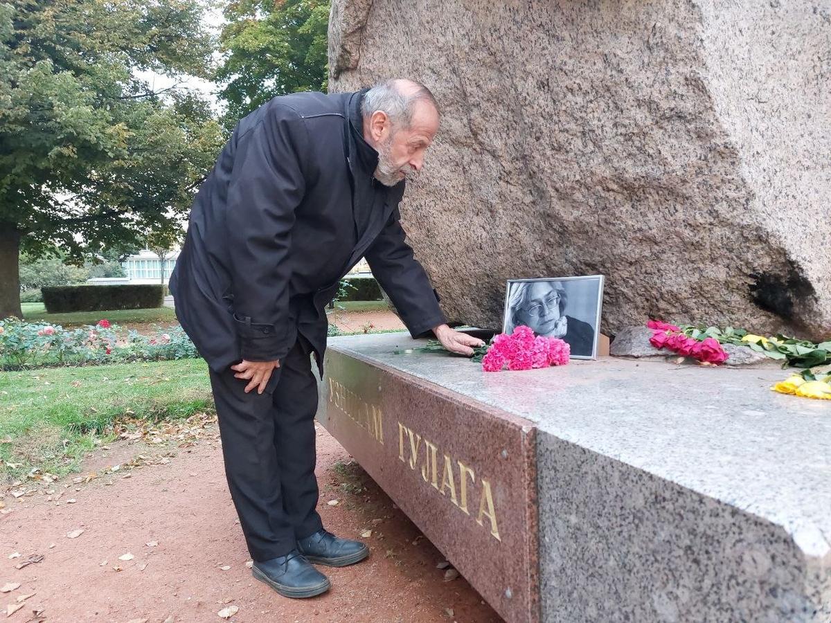 Борис Вишенвский* у мемориала жертвам политрепрессий. Фото: соцсети