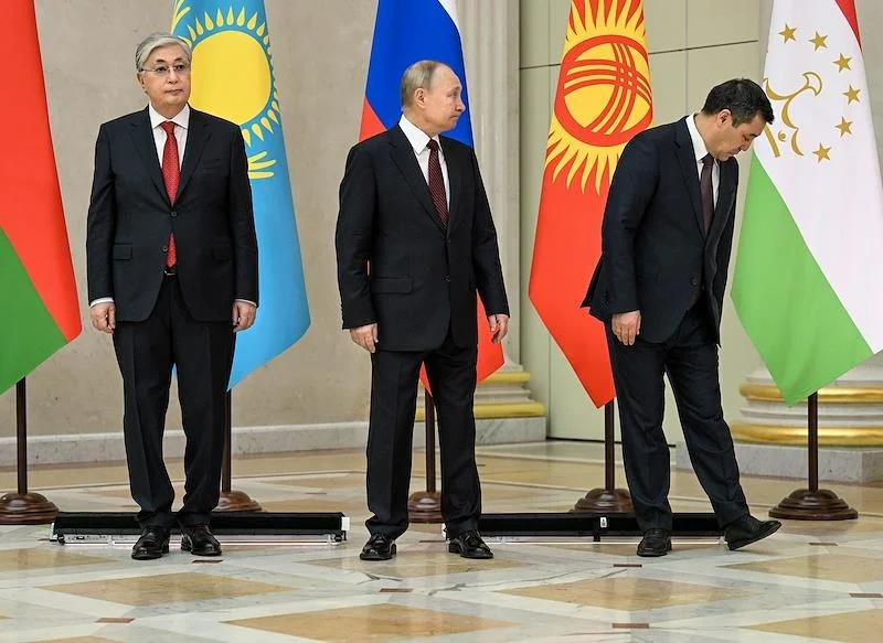 Президент Казахстана Касым-Жомарт Токаев, президент России Владимир Путин и президент Киргизии Садыр Жапаров. Фото: Дмитрий Азаров / Коммерсантъ