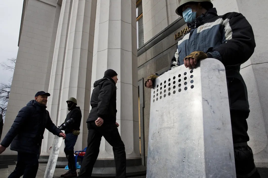 Здание Верховной Рады Украины захвачено протестующими. Фото: Евгений Фельдман/ «Новая газета»