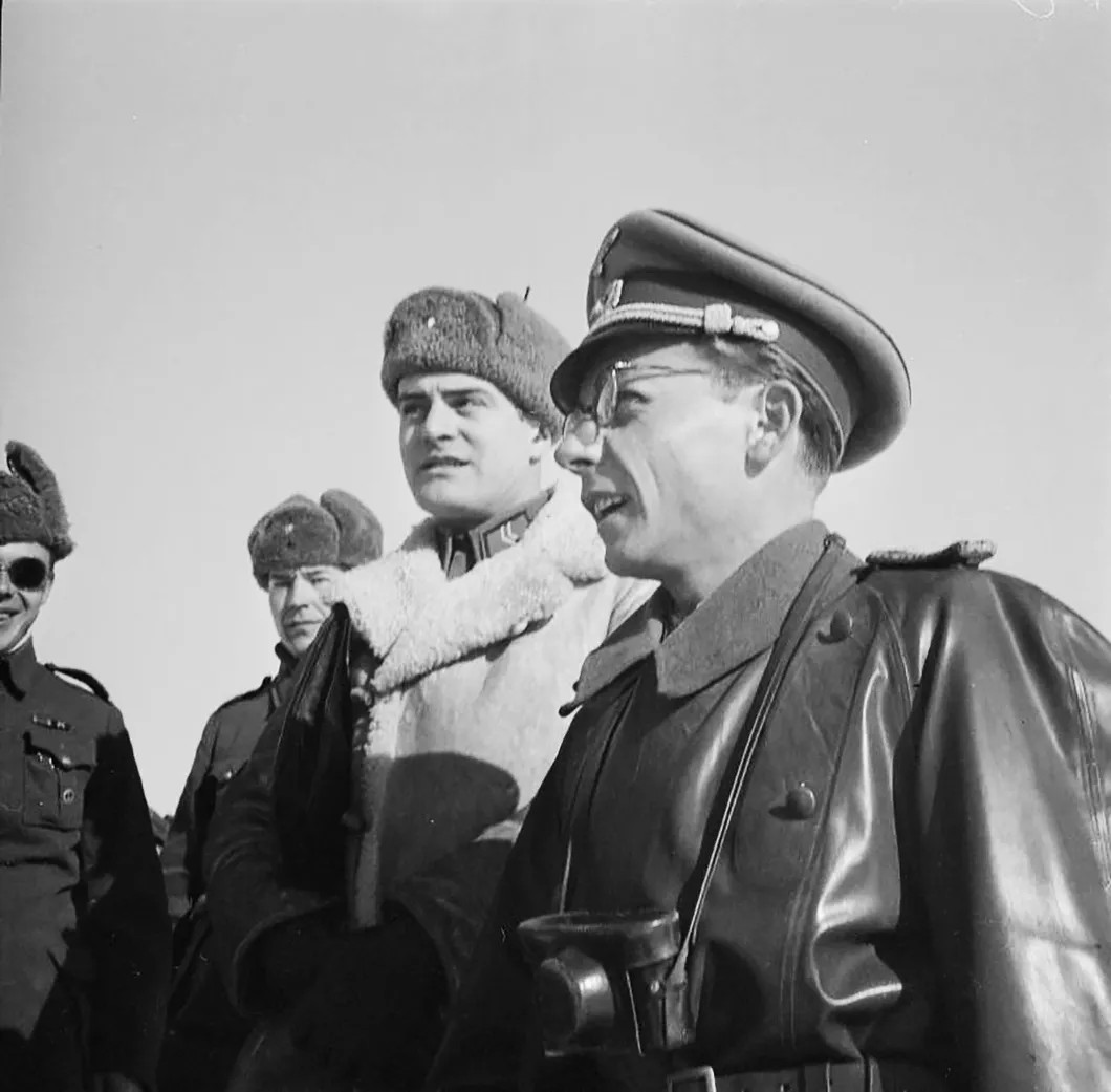 Военный корреспондент немецкого журнала «Сигнал» зондерфюрер Артур Гримм (справа) в Хельсинки, 1942 год. Фото: SA-kuva