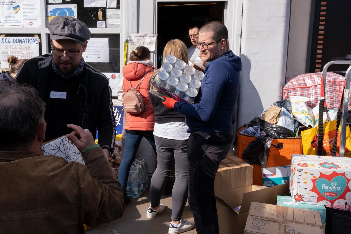 Волонтеры собирают вещи и пожертвования для украинских беженцев. Лондон, 10 марта. Фото: Richard Baker / In Pictures via Getty Images