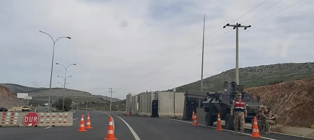 КПП на турецко-сирийской границе. Кадр: Вадих эль Хайек / «Новая газета»
