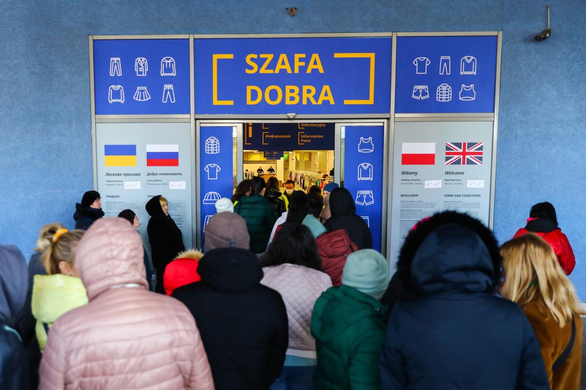 Беженцы, прибывшие в Краков, в очереди в «Гардероб добра» — магазин с бесплатной одеждой. Фото: Beata Zawrzel / NurPhoto via Getty Images