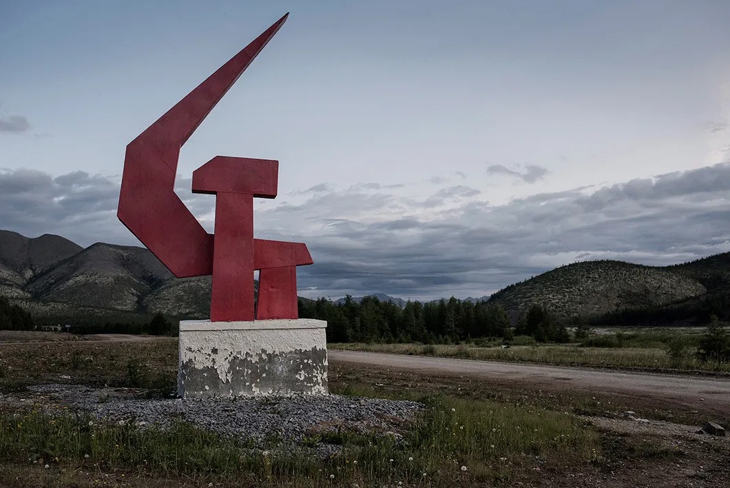 Памятник Серп и Молот на Колымском шоссе. Фото: Юрий Козырев / «Новая»