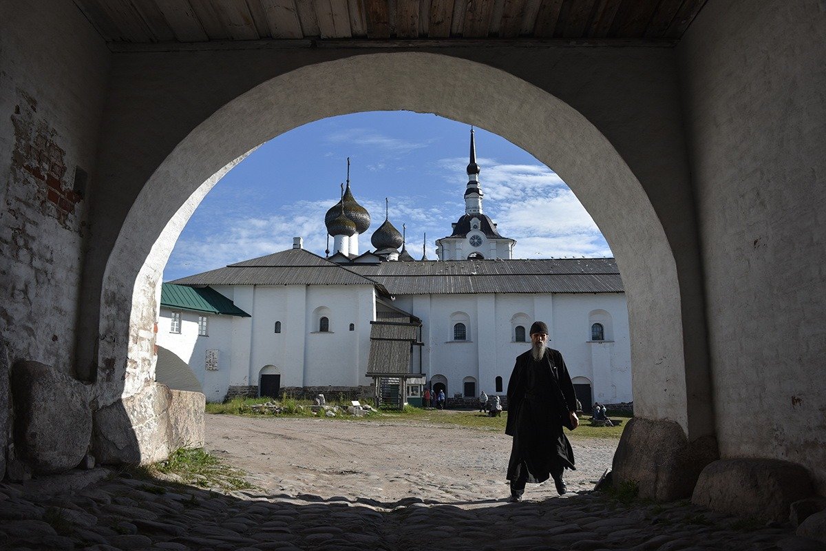 Монах в Соловецком монастыре. Фото: Анастасия Цицинова / «Новая газета»