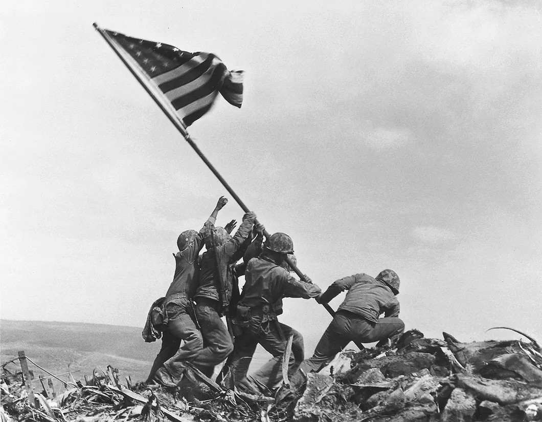 «Поднятие флага над Иводзимой», 1945 год. Фото: Joe Rosenthal/АР