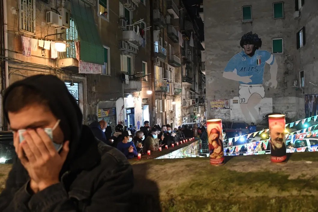 Жители Неаполя вынесли на улицу свечи в знак памяти футболиста. Фото: ЕРА