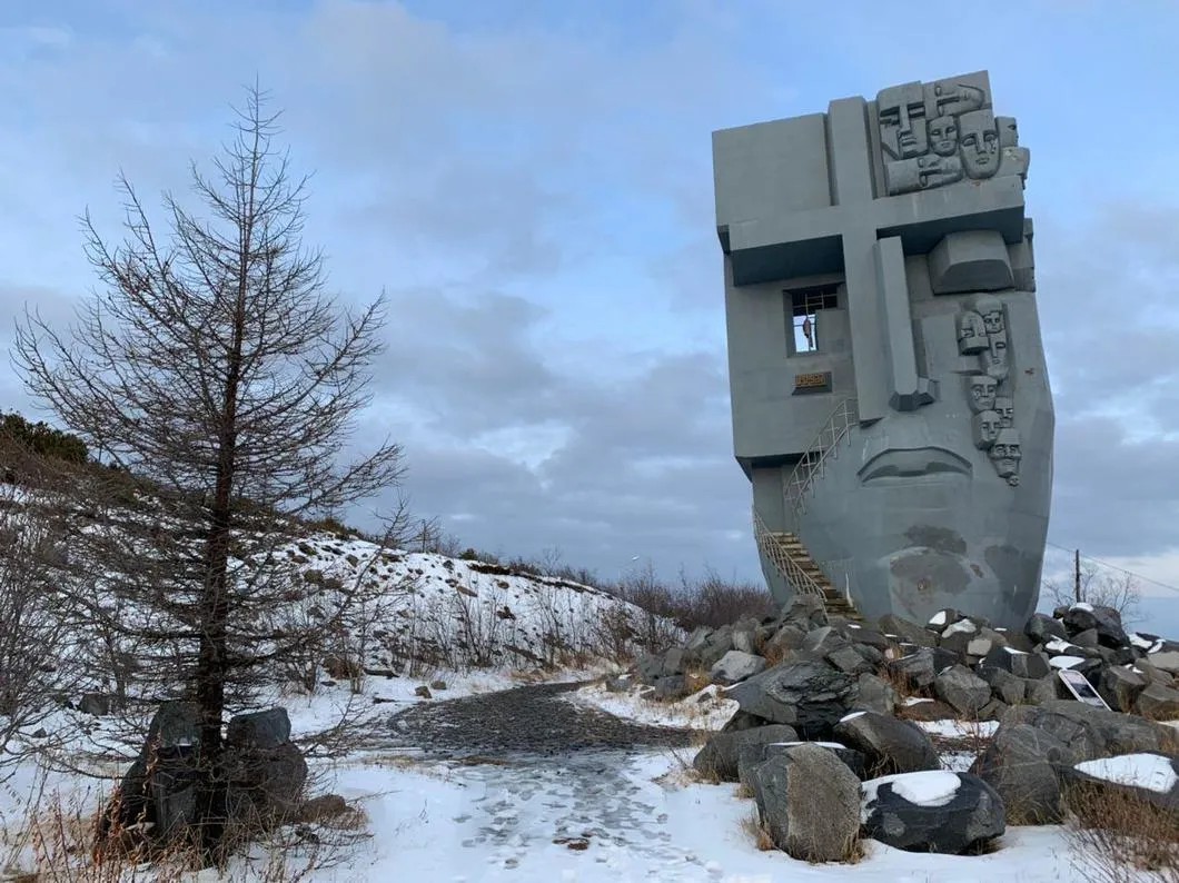 «Маска скорби» — мемориал, посвящённый памяти жертв политическихрепрессий. Фото: Илья Азар / «Новая»