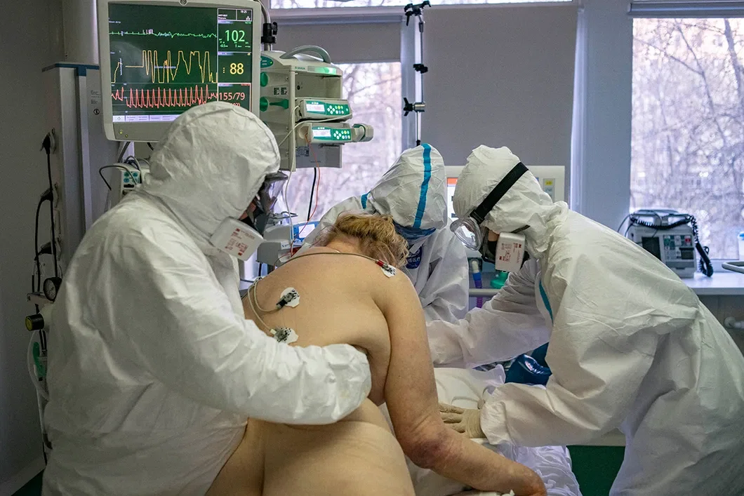 Две обнаженные медсестры решили вылечить больного мужчину
