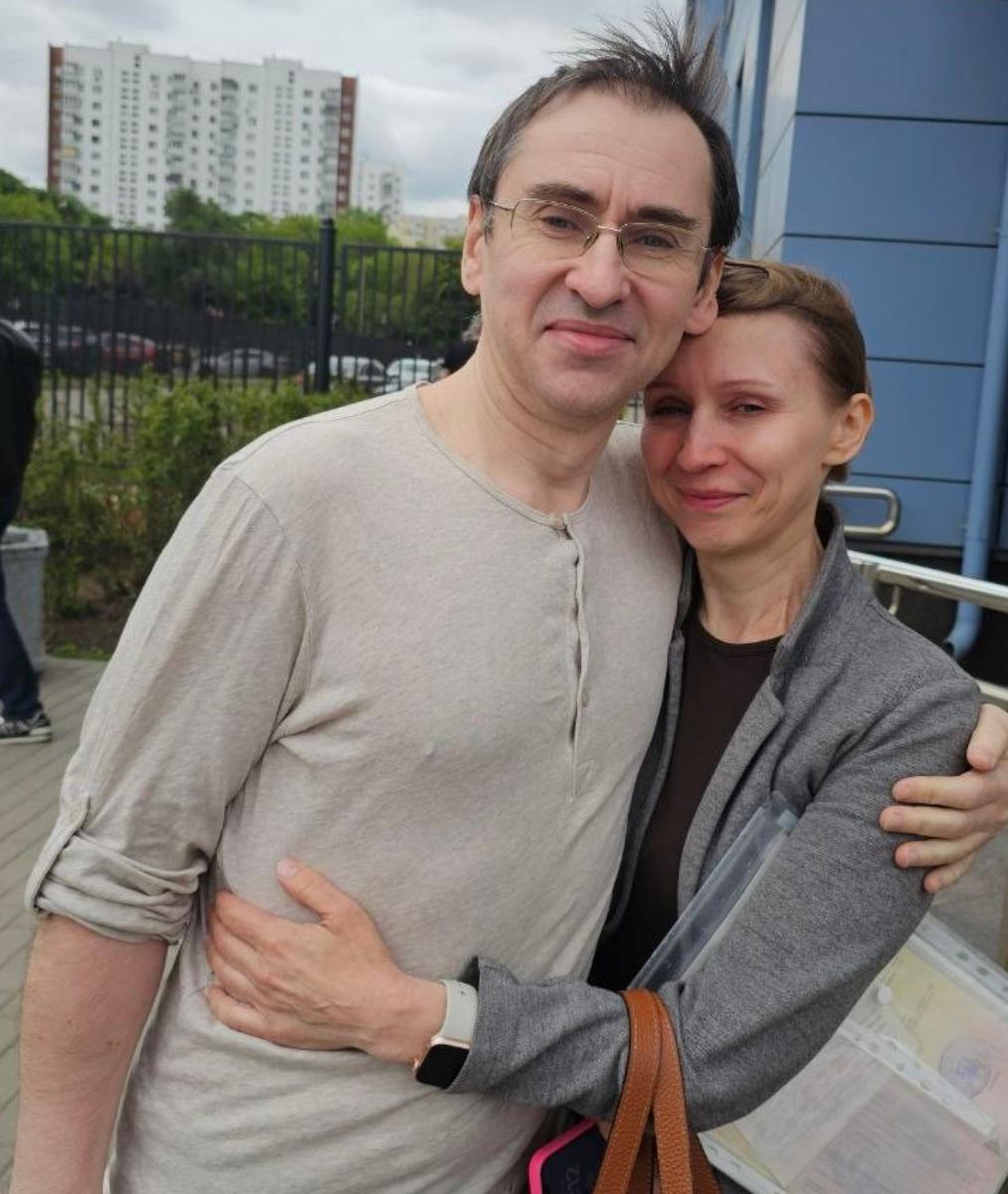 Олег Ролдугин с супругой после освобождения из СИЗО. Фото: «Новая газета»