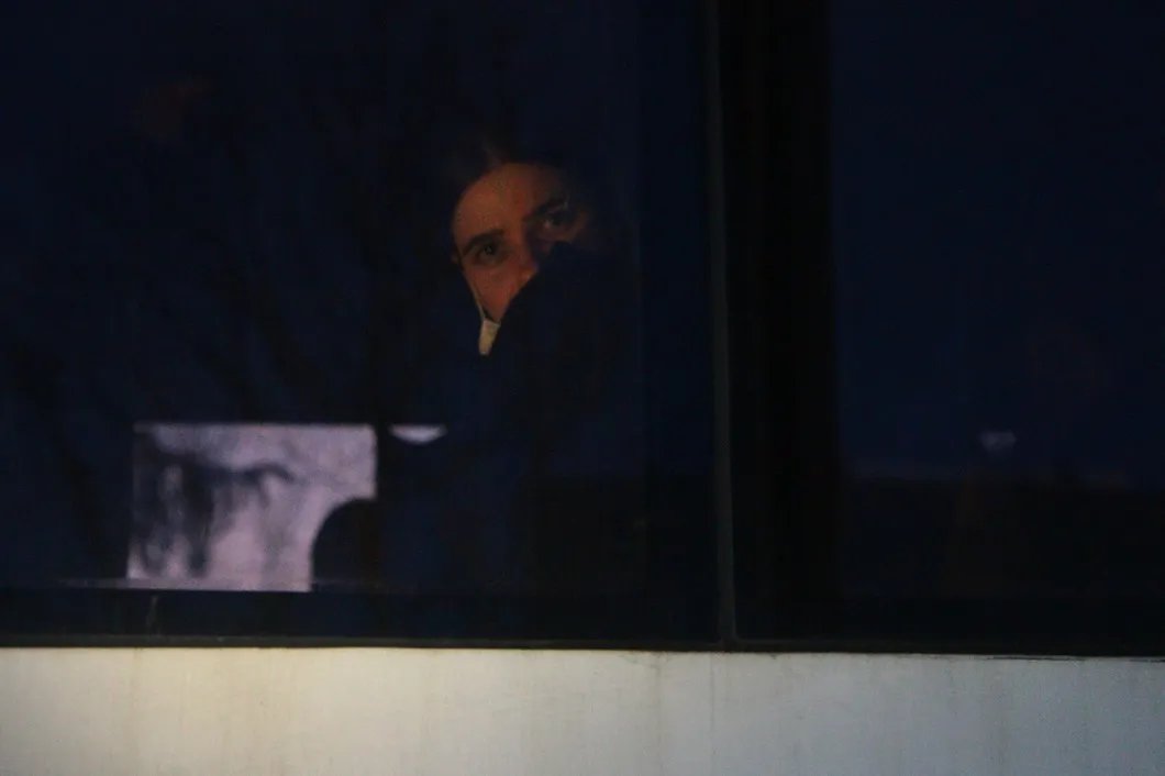 Девушка в автозаке в Сахарово. Фото: Светлана Виданова / «Новая газета»