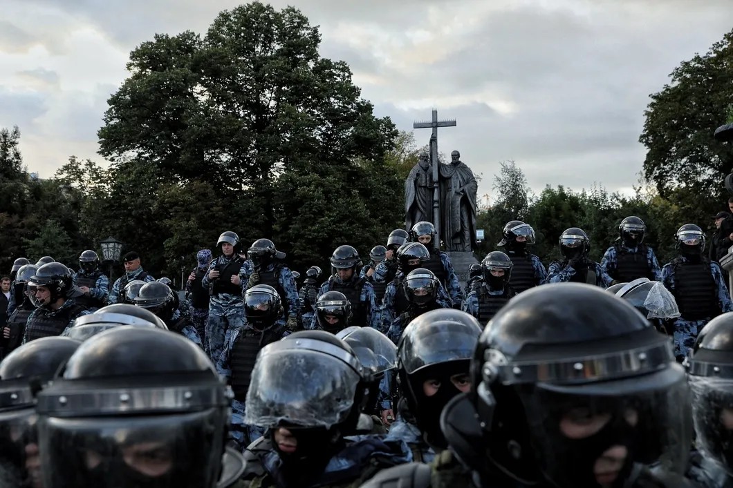 Оцепление на Старой площади. Фото: Влад Докшин / «Новая газета»