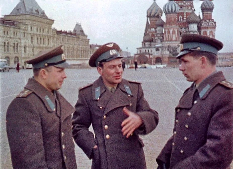 Ю.А. Гагарин, Г.С. Титов, Г.Г. Нелюбов на Красной площади в Москве_ не позднее 5 апреля 1961 года. Фото фотохроники ТАСС. Фото: архив РГАНТД.