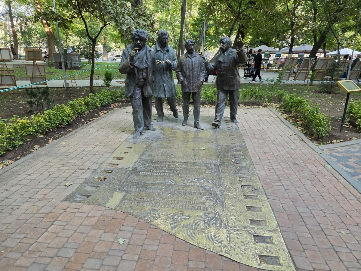 Скульптурная композиция, посвященная фильму «Мужчины». Фото: Мисирова Оксана / «Новая газета»