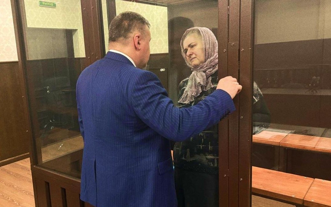 Зарема Мусаева в суде говорит со своим адвокатом. Фото: «Команда против пыток»*