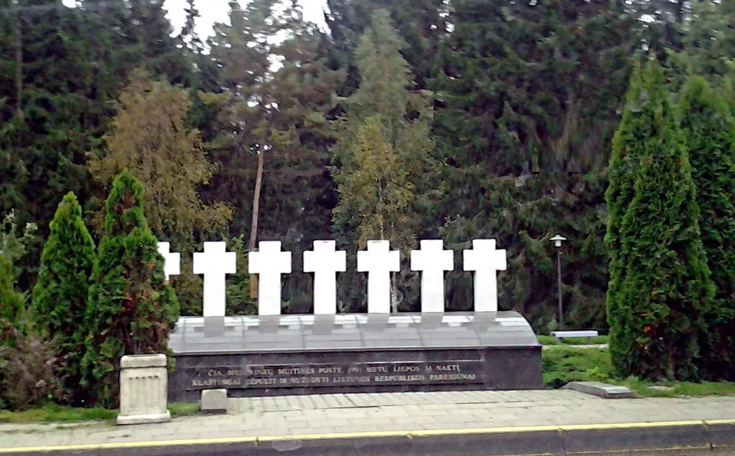 Памятник семи литовским должностным лицам в Мядининкае, убитым 31 июля 1991 года. Фото из архива
