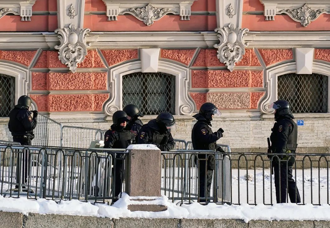 Сотрудники полиции у Аничкова моста в Санкт-Петербурге. Фото: РИА Новости