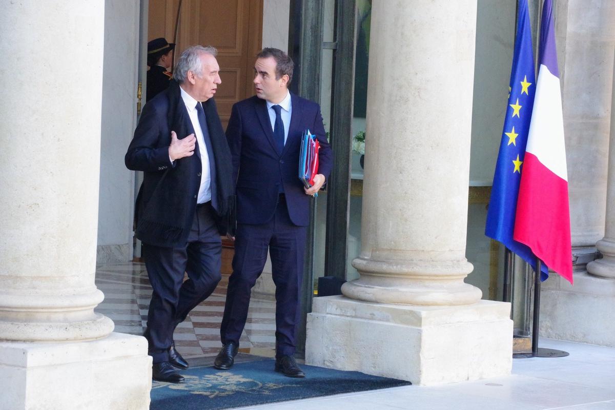 Слева теперь уже экс-премьер Байру, справа новый премьер Лекорню. Фото: Юрий Сафронов / «Новая газета»