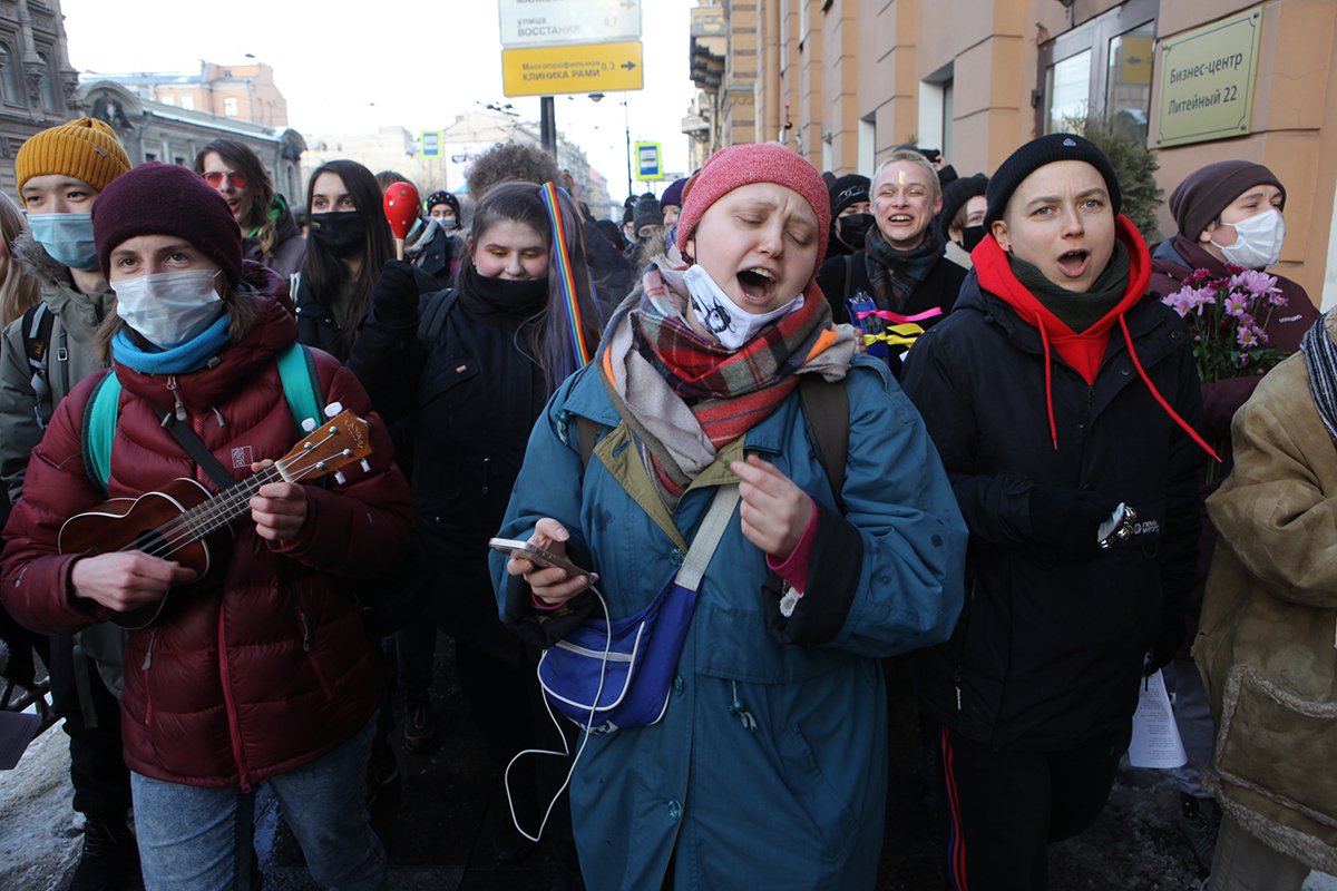 Литейный проспект. Участницы поют частушки. Фото: Елена Лукьянова / «Новая газета»