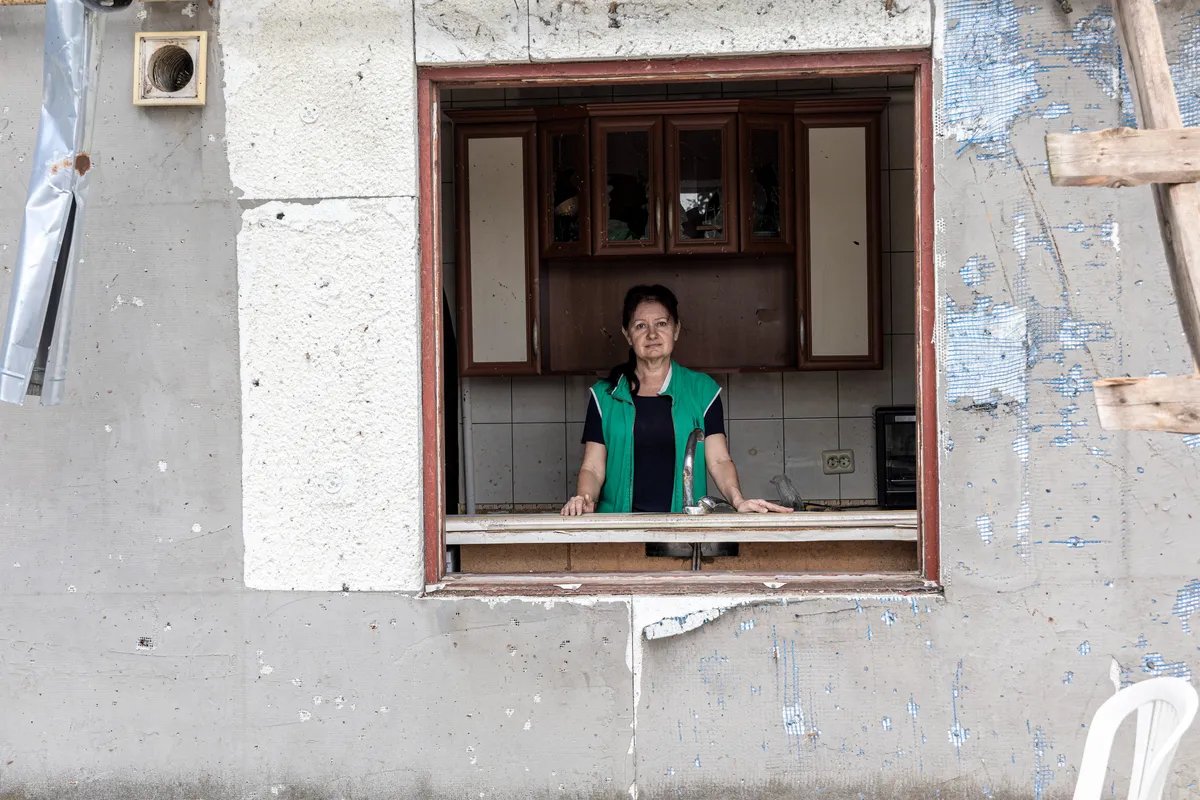 Елена продолжает жить в своем полуразрушенном доме. Фото: Арден Аркман / «Новая газета»