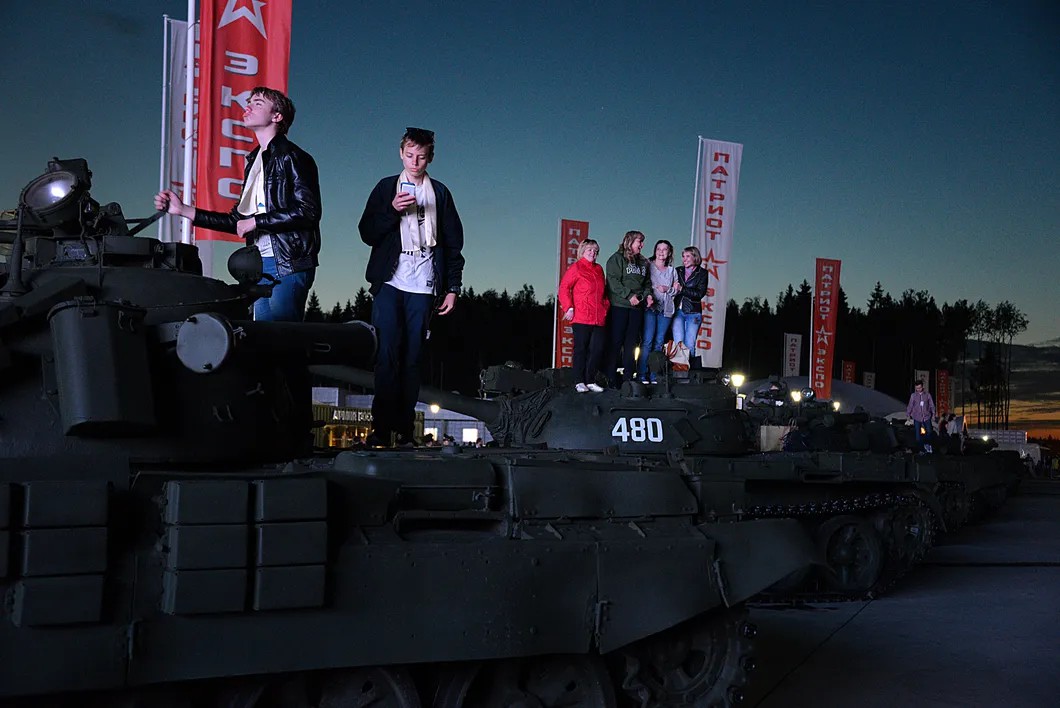 Выпускники на танках в парке «Патриот». Фото: Виктория Одиссонова / «Новая»